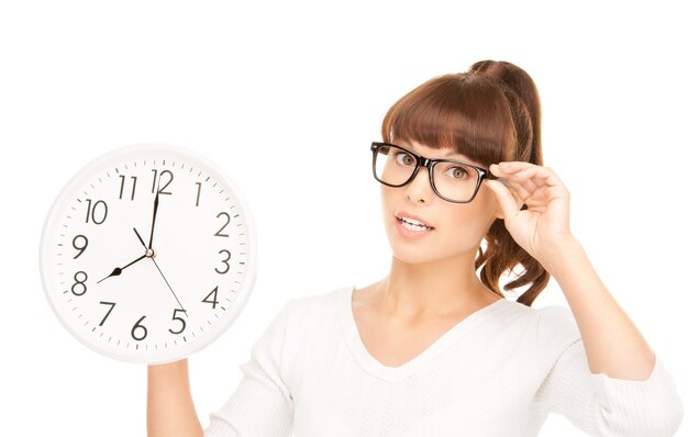 foto di una donna che tiene in mano un grande orologio su bianco