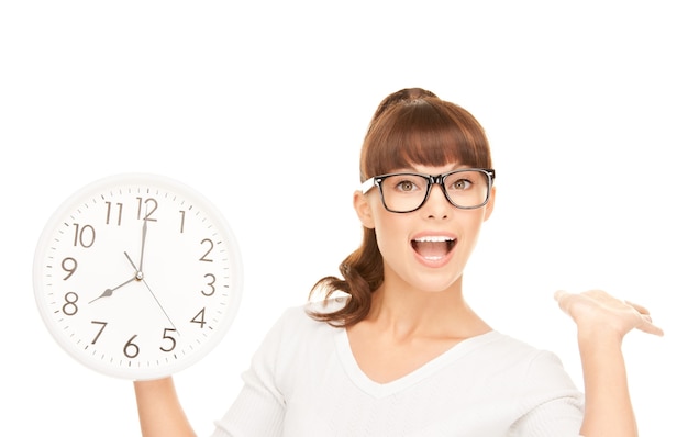 foto di una donna che tiene in mano un grande orologio su bianco