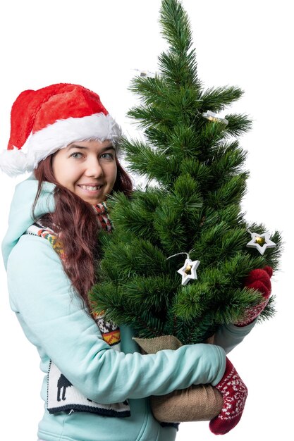 Foto di una donna con il berretto di Babbo Natale con l'albero di Natale in mano