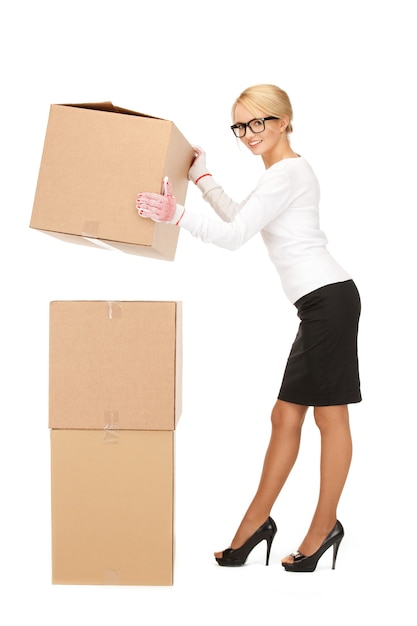 foto di una donna d'affari attraente con grandi scatole
