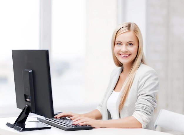 foto di una donna d'affari sorridente che usa il suo computer