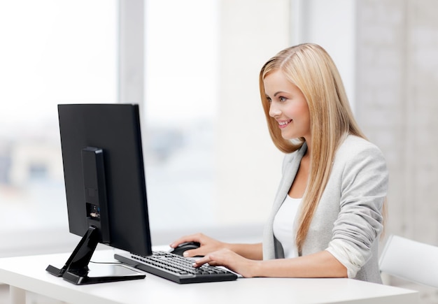 foto di una donna d'affari sorridente che usa il suo computer