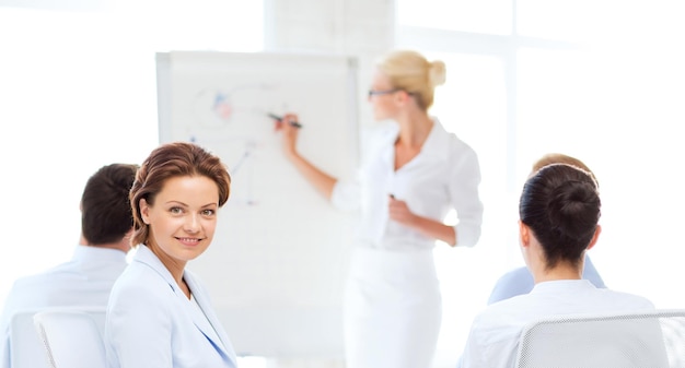 foto di una donna d'affari sorridente durante una riunione di lavoro in ufficio