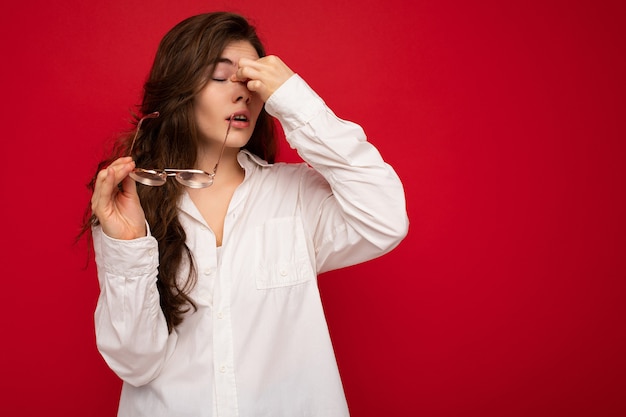 Foto di una donna dai capelli castani addolorata, triste e triste, attraente, carina, carina, che indossa casual