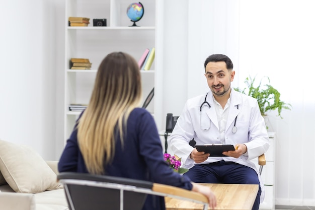 Foto di una donna incinta che parla con un medico