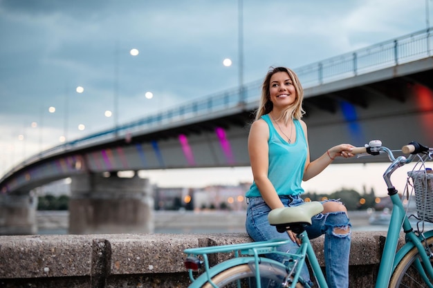 Foto di una donna sorridente che si riposa dal ciclismo