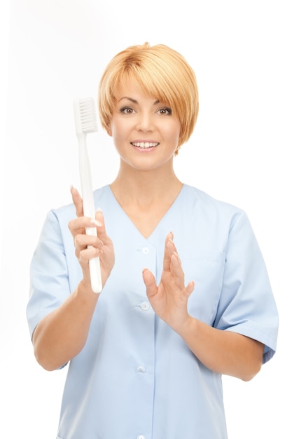 foto di una dottoressa attraente con spazzolino da denti