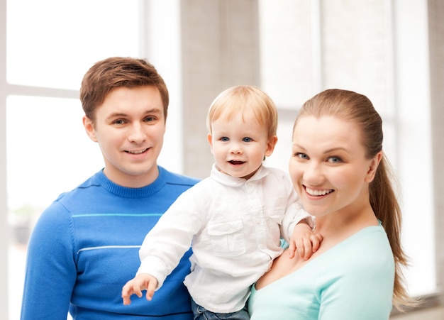 foto di una famiglia felice con un bambino adorabile