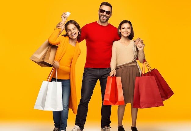 Foto di una famiglia felice sorridente che fa shopping insieme