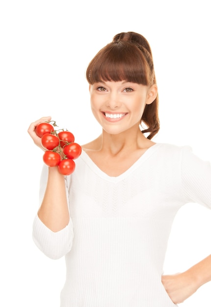 foto di una giovane bella donna con pomodori maturi