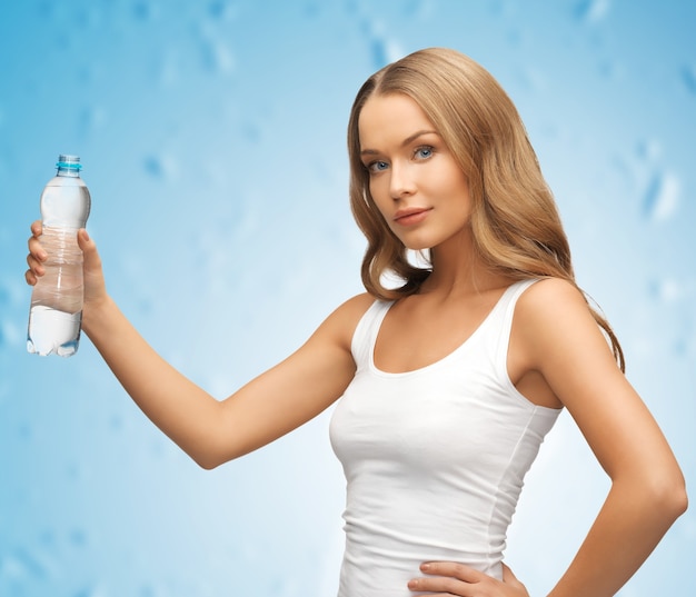 foto di una giovane donna bellissima con una bottiglia d'acqua