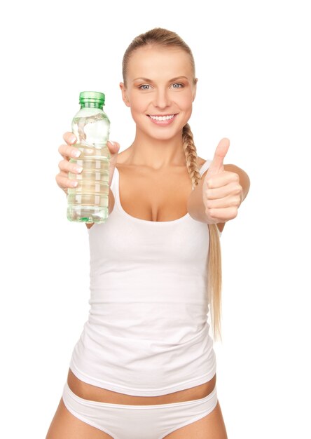 foto di una giovane donna bellissima con una bottiglia d'acqua