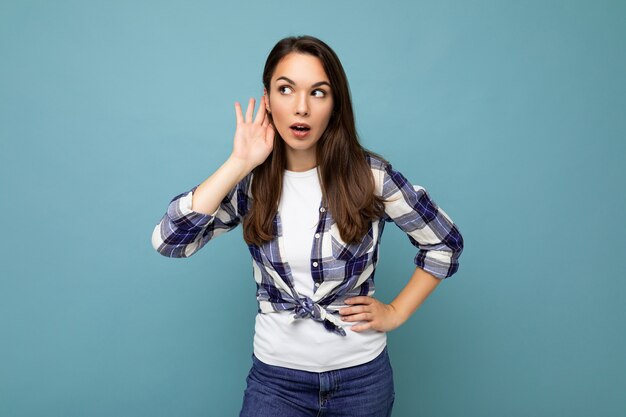 Foto di una giovane donna bruna attraente e concentrata con emozioni sincere che indossano stile