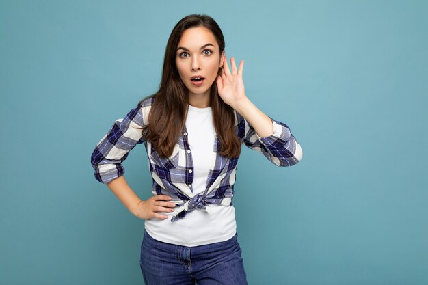 Foto di una giovane donna bruna attraente e concentrata con emozioni sincere che indossano stile