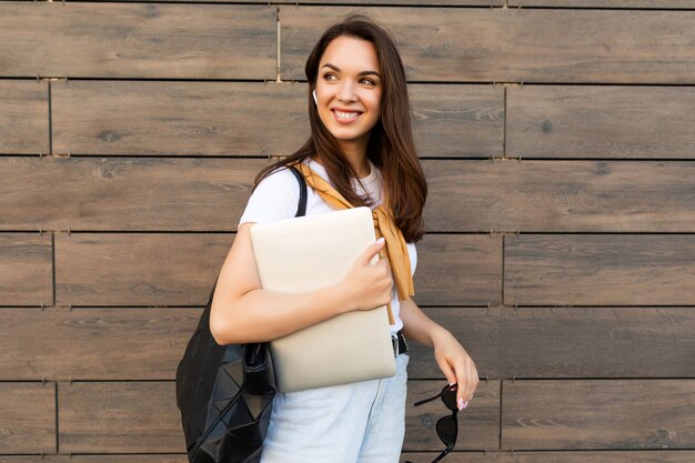 Foto di una giovane donna bruna piuttosto attraente bella sorridente felice positiva affascinante giovane