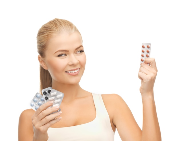 foto di una giovane donna con una varietà di pillole