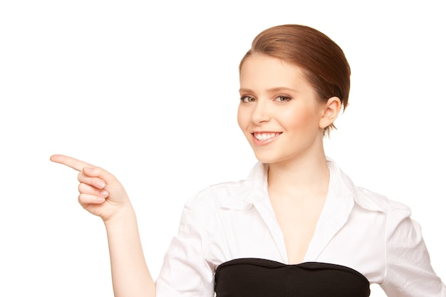 foto di una giovane donna d'affari attraente che punta il dito