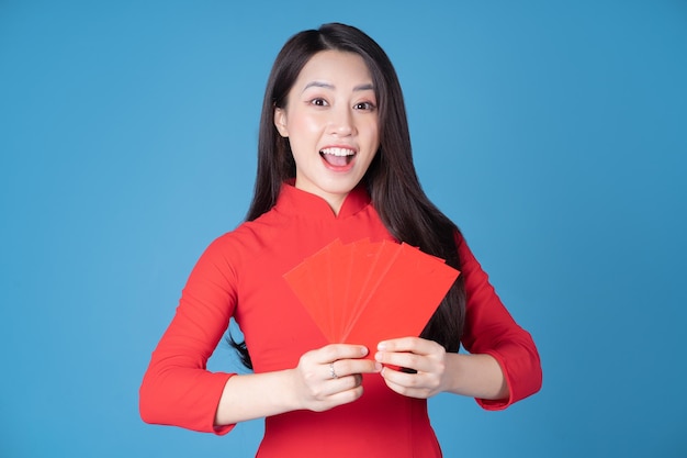 Foto di una giovane donna vietnamita che indossa un ao dai rosso