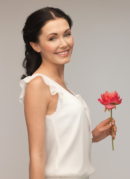 foto di una giovane e bella donna con un fiore