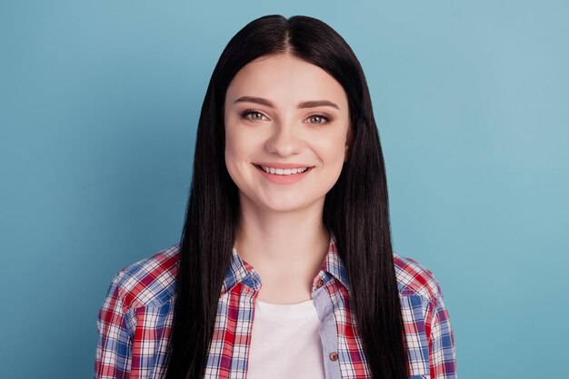 Foto di una giovane ragazza allegra felice sorriso a trentadue denti positivo protezione della cavità clinica isolata su uno sfondo di colore verde acqua