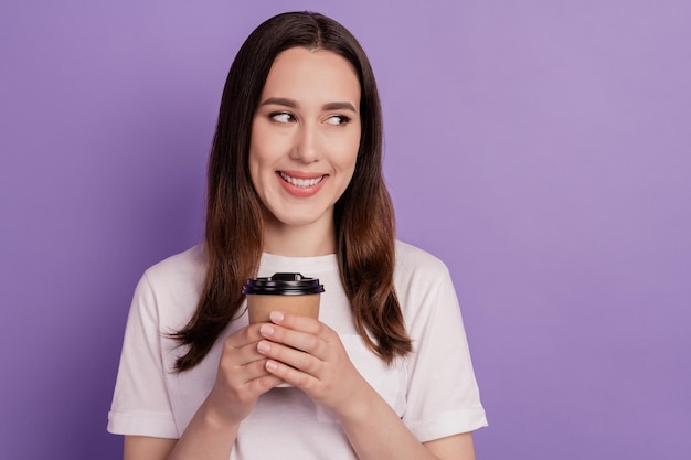 Foto di una giovane ragazza pausa pausa sogno bere cacao sembra uno spazio vuoto isolato su uno sfondo di colore viola