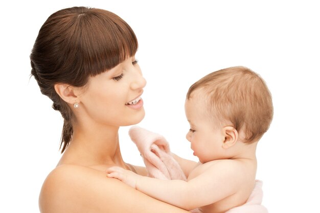 foto di una madre felice con un bambino adorabile