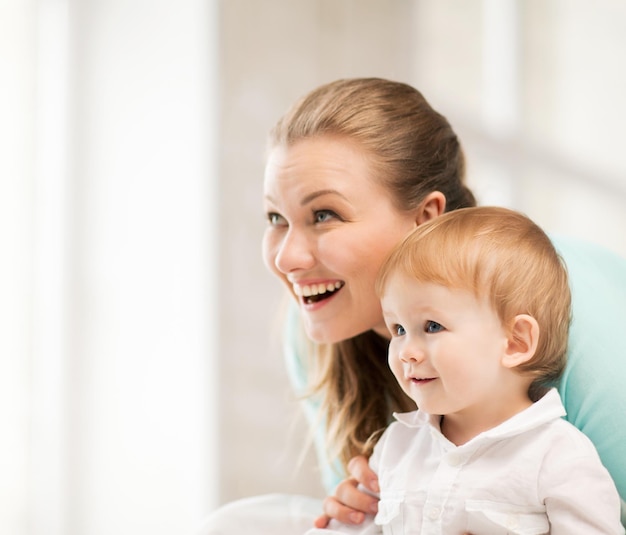 foto di una madre felice con un bambino adorabile