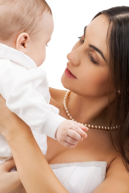 foto di una madre felice con un bambino adorabile