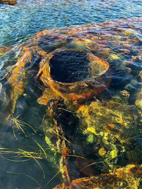 foto di una nave affondata sulla superficie dell'acqua