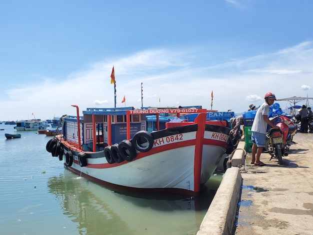 Foto di una nave bianca