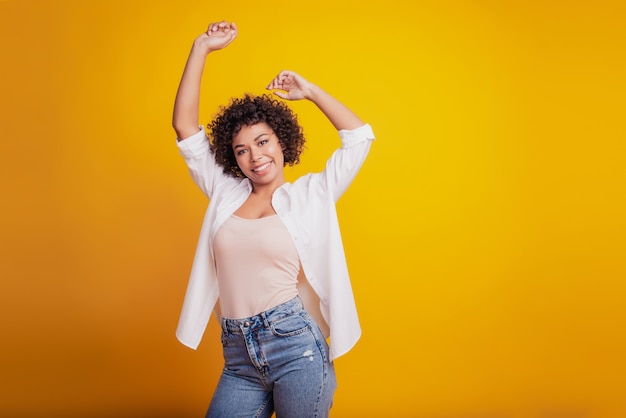 Foto di una pazza afroamericana che balla divertendosi