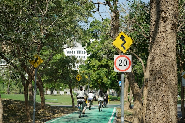 Foto di una pista ciclabile nel parco