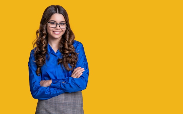 Foto di una ragazza adolescente che indossa occhiali pubblicità di una ragazza adolescente che indossa gli occhiali isolata su giallo una ragazza adolescenti che indossano gli occhiali in studio una ragazza adolescenziale che indossa degli occhiali sullo sfondo