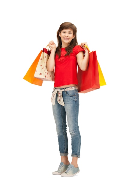 foto di una ragazza adolescente con le borse della spesa
