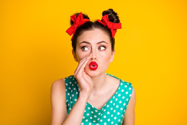 Foto di una ragazza carina che sussurra voci sulla bocca della mano indossa una gonna isolata brillante sfondo di colore brillante