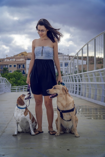 Foto di una ragazza con i suoi cani