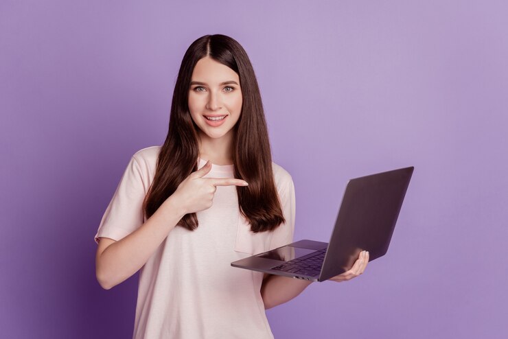 Foto di una ragazza con un dispositivo portatile a dito diretto su sfondo viola