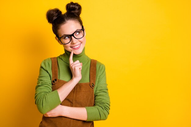 Foto di una ragazza con una mentalità che tocca il mento del dito guarda copyspace pensa sfondo a colori isolato