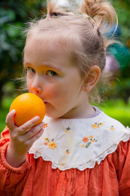 Foto di una ragazza in giardino tra alberi da frutto