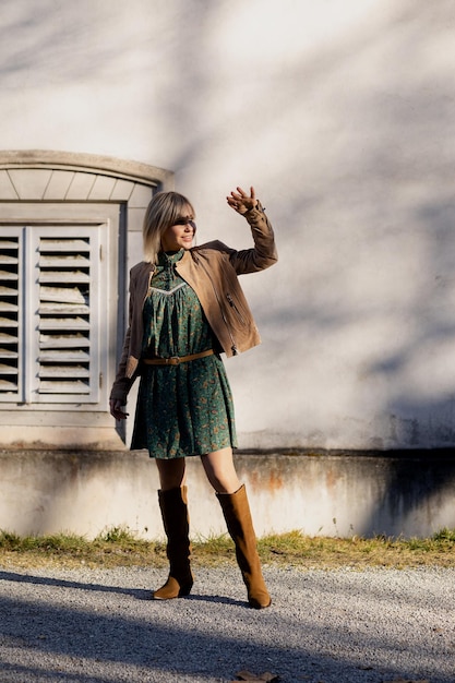 Foto di una ragazza in stile boho sullo sfondo di un edificio del Medioevo