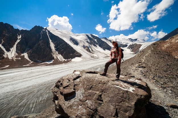 foto di una ragazza turistica nei monti Altai