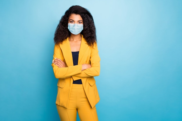 Foto di una signora di lusso con le braccia incrociate che indossa una maschera di sicurezza misure preventive disoccupati senza lavoro