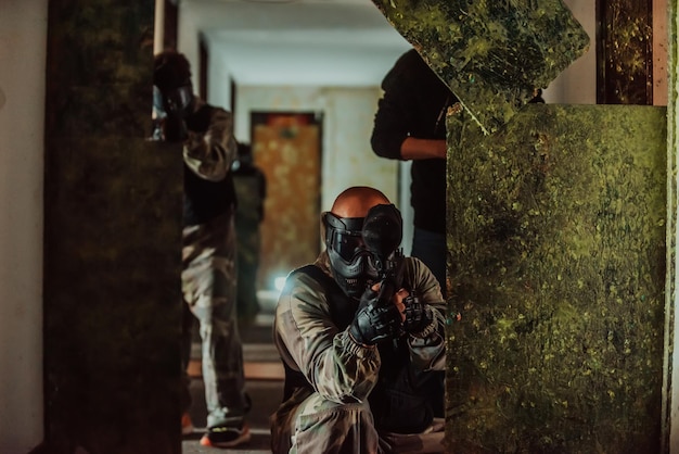 Foto di una squadra di paintball in azione con attrezzature professionaliFuoco selettivo