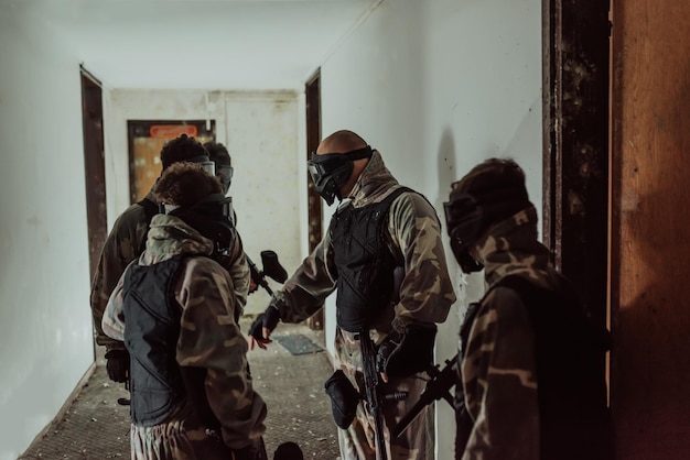 Foto di una squadra di paintball in azione con attrezzature professionaliFuoco selettivo