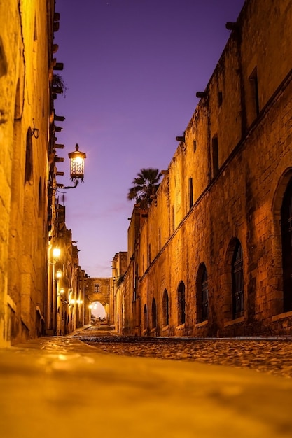 Foto di una strada vuota di notte