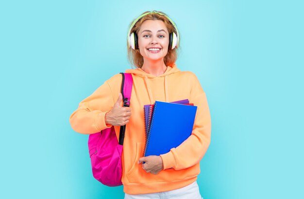 Foto di una studentessa allegra della scuola che tiene lo zaino educazione scolastica della studentessa