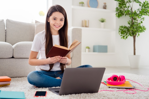 foto di una studentessa ispirata ai sogni che legge un libro sit carpet netbook