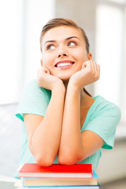 foto di una studentessa sorridente felice con i libri