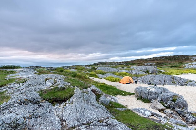 foto di una tenda in campo libero sulla spiaggia di Coral Strand Galway