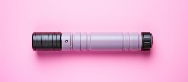 Foto di una torcia su uno sfondo rosa vibrante con spazio per la copia